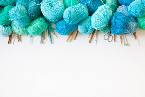 Яркий зеленый, бирюзовый, аквамарин и голубой цвет. Белое дерево
