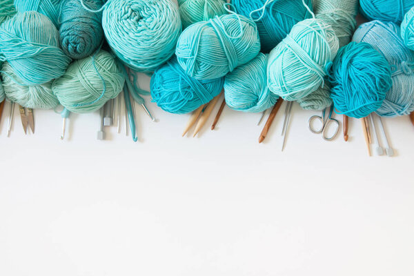 Яркий зеленый, бирюзовый, аквамарин и голубой цвет. Белое дерево
