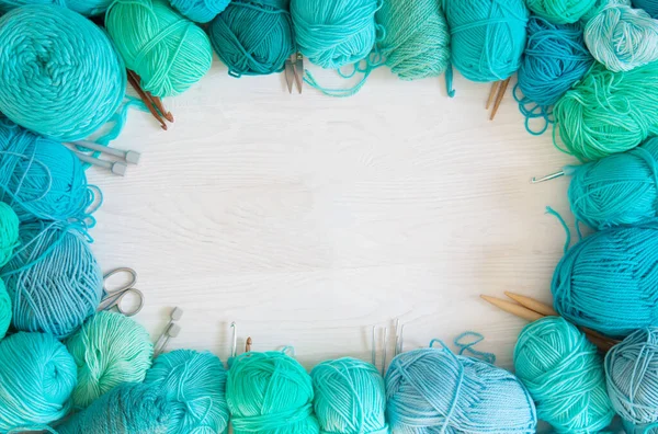緑、ターコイズ、アクアマリンと青の色の糸。白木 — ストック写真