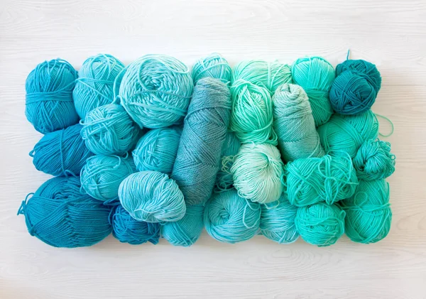 Fils de couleurs vert, turquoise, aquamarine et bleu. Bois blanc — Photo