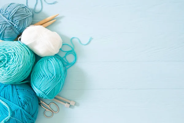 Yeşil iplik, turkuaz, deniz mavisi ve mavi renkler. Beyaz odun