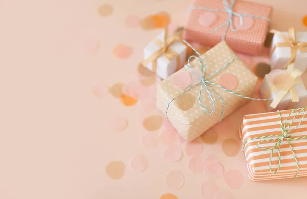Cajas de regalo y confeti color pastel. Fondo rosa . —  Fotos de Stock