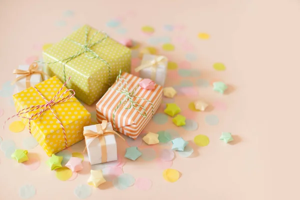 Cajas de regalo y confeti color pastel. Fondo rosa . — Foto de Stock