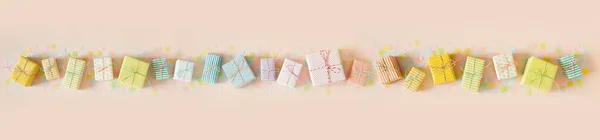 Cajas de regalo en color pastel. Fondo largo rosa . — Foto de Stock