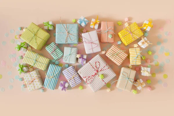Πολλά δώρα και παστέλ κομφετί χρώμα. Ροζ φόντο. — Φωτογραφία Αρχείου