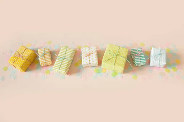 Muitos presentes e confetes de cor pastel. Fundo rosa . — Fotografia de Stock