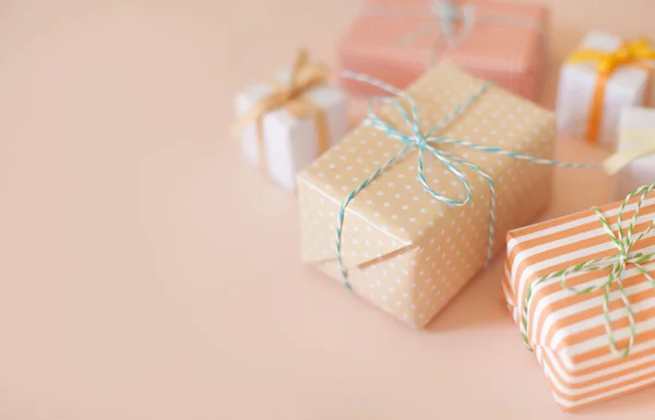 Cajas de regalo color pastel. Fondo rosa . — Foto de Stock