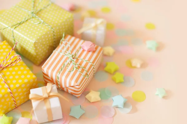 Caixas de presente e confete de cor pastel. Fundo rosa . — Fotografia de Stock