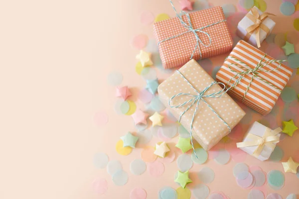 Κουτιά δώρων και παστέλ κομφετί χρώματος. Ροζ φόντο. — Φωτογραφία Αρχείου