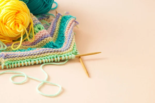 Filati colorati per maglieria, ferri da maglia e forbici. Femmina — Foto Stock