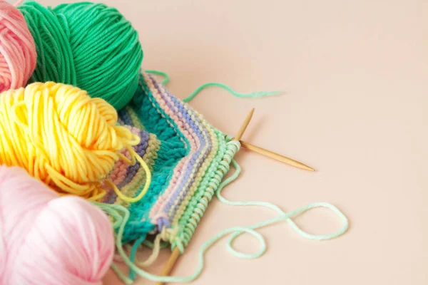 Colored yarn for knitting, knitting needles and scissors. Female — Stock Photo, Image