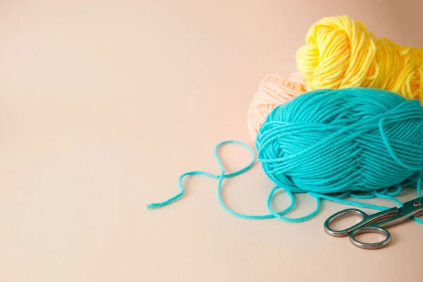 Fios coloridos para tricô, agulhas de tricô e tesoura. Feminino — Fotografia de Stock