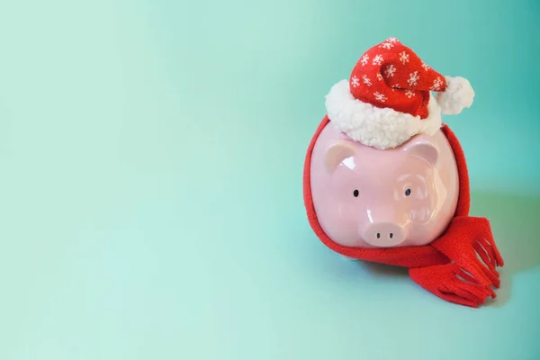 Różowa świnka bank z kapeluszem Santa z pomponem — Zdjęcie stockowe