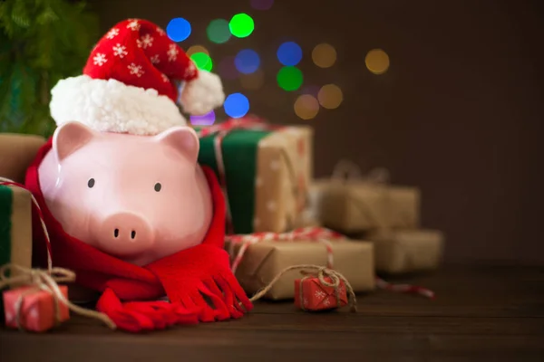 산타클로스 크리스마스 모자쓴 돼지 저금통. 선물 상자, 스프 루스 브란 — 스톡 사진