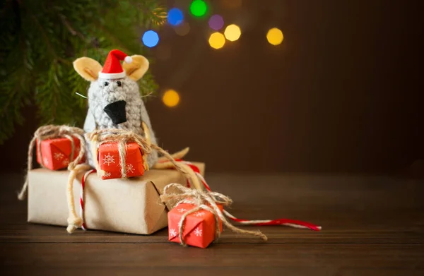 クリスマスの帽子の糸から編んだラット。ギフトボックス、スプルースブラジャー — ストック写真