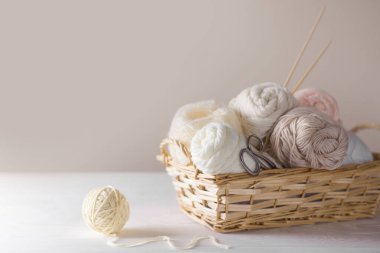 Sepette örgü örmek için beyaz ve bej iplik. Örgü iğneleri..