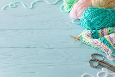 Örgü renkli çizgili kumaş. Pastel renkler örmek için iplik.