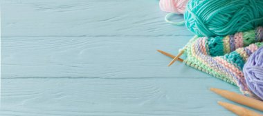 Örgü renkli çizgili kumaş. Pastel renkler örmek için iplik.