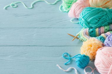 Örgü renkli çizgili kumaş. Pastel renkler örmek için iplik.