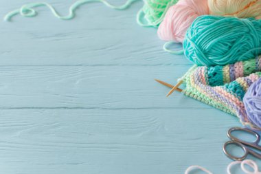 Örgü renkli çizgili kumaş. Pastel renkler örmek için iplik.