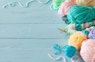 Örgü renkli çizgili kumaş. Pastel renkler örmek için iplik.