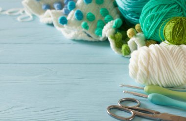 Beyaz örülmüş kumaş ve renk desenleri. Parlak akuamarin, b