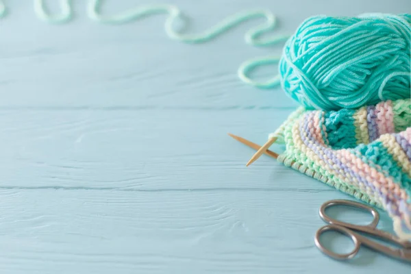 Tecido listrado colorido de malha. Fio para tricotar cores pastel . — Fotografia de Stock