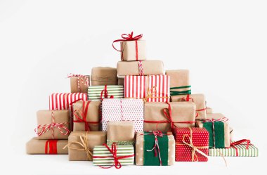 Büyük bir dağ ve bir sürü Noel hediyesi. Kırmızı, yeşil ve bej f