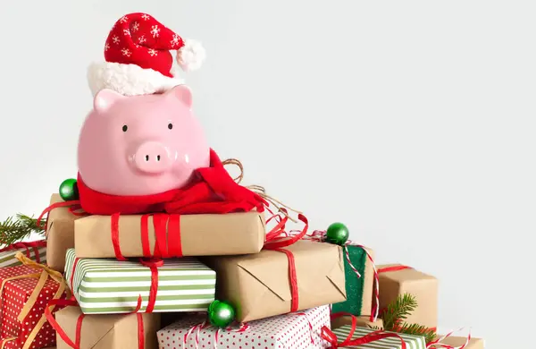 Piggy bank in santa claus hat. Christmas gift boxes. White backg — 스톡 사진