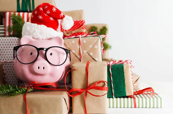 Sparschwein und viele Geschenkboxen. Weihnachtsdekoration. weißer Rücken — Stockfoto