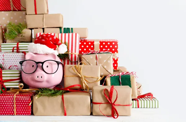 돼지 저금통에 선물 상자도 많고. 크리스마스 디오르. 흰 등뼈 — 스톡 사진