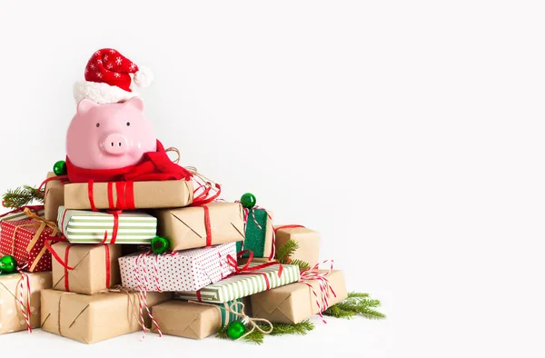 Свинка в шляпе Санта Клауса. Рождественские подарочные. Белый рюкзак — стоковое фото