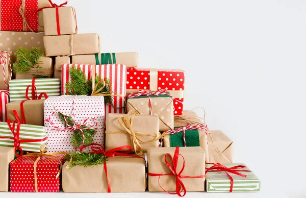 많은 크리스마스 선물 상자가 있습니다. 흰 배경. — 스톡 사진
