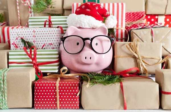 Пигги-банк и много подарочных коробок. Рождественский декор. Белый рюкзак — стоковое фото