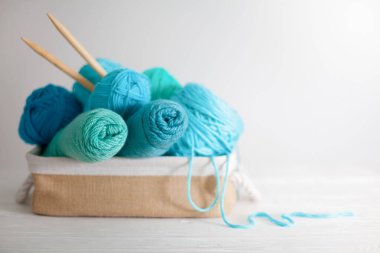  Sepette örgü örmek için mavi ve akuamarin ipliği. Örgü ihtiyacı