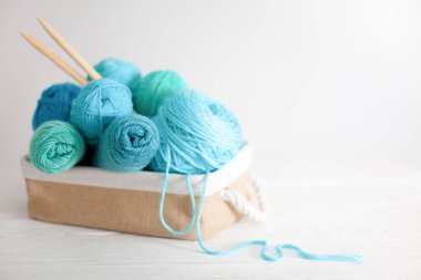  Sepette örgü örmek için mavi ve akuamarin ipliği. Örgü ihtiyacı