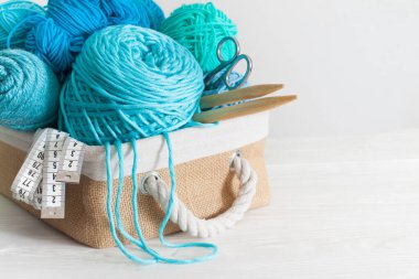  Sepette örgü örmek için mavi ve akuamarin ipliği. Örgü ihtiyacı