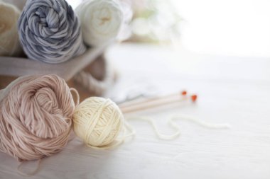 Sepette örgü örmek için beyaz ve bej iplik. Örgü iğneleri.,