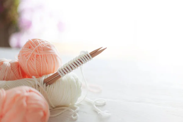 Blanco, aguamarina e hilo rosa para tejer en una canasta. Tejido de punto — Foto de Stock