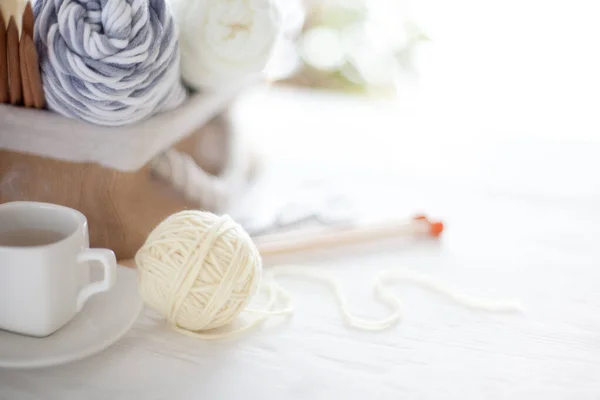 White and beige yarn for knitting in a basket. Knitting needles, — Stock Photo, Image