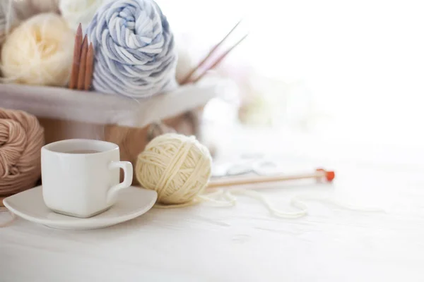 バスケットに編むための白とベージュの糸。針を編む, — ストック写真