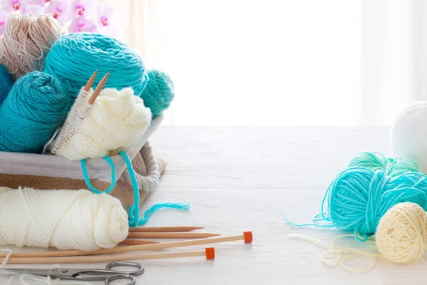Blauw en aquamarijn garen voor het breien in een mandje. Breibehoefte — Stockfoto
