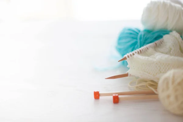 Blauw en aquamarijn garen voor het breien in een mandje. Breibehoefte — Stockfoto