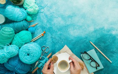 Nane, mavi, yeşil, turkuaz ve örgü örmek için iplik.