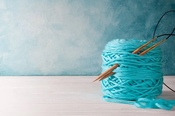 Garnknäuel zum Stricken von Minzfarben und Stricknadeln. Aqua — Stockfoto