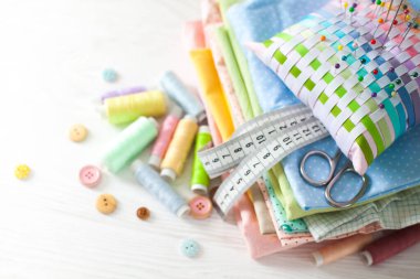 İğne kutusu, iplik ve dikiş için pamuk kumaş. Beyaz gergedan