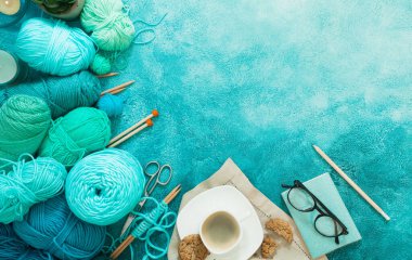 Nane, mavi, yeşil, turkuaz ve örgü örmek için iplik.