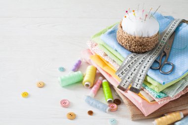 İğne kutusu, iplik ve dikiş için pamuk kumaş. Beyaz gergedan