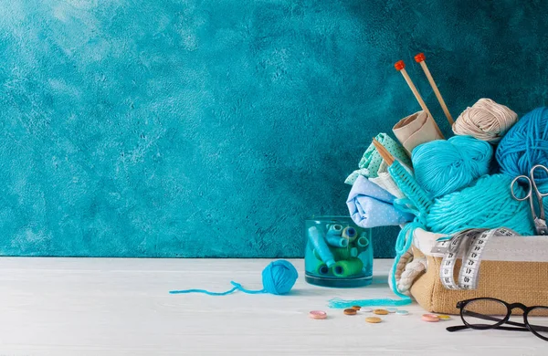 Katoen garen voor het breien in een mandje. Houten breinaalden. S — Stockfoto