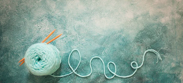 Espinha de fio para tricotar a cor de casa da moeda e agulhas de tricô. Aqua — Fotografia de Stock